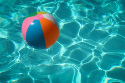 Νέα Μάκρη: Τουλάχιστον 3 λεπτά έμεινε στον πάτο της πισίνας η 10χρονη