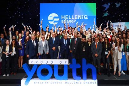 Το πρόγραμμα “Proud of Youth” της HELLENiQ ENERGY επιβραβεύει και φέτος τους αριστούχους αποφοίτους Λυκείων όμορων Δήμων