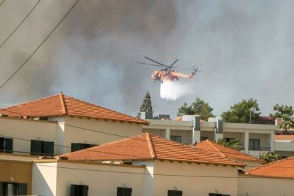 Ρόδος: Μπήκε στο χωριό Ασκληπιείο η φωτιά -Καίει σπίτια και καταστήματα
