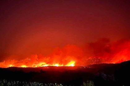 Φωτιά στη Ρόδο: Ολονύχτια μάχη με τις φλόγες σε τρία ανεξέλεγκτα μέτωπα