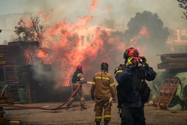 Ανεξέλεγκτη η φωτιά στη Φυλή: Ανεβαίνει προς Πάρνηθα - Κάηκαν σπίτια στη Χασιά