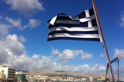 Βούλγαρος κατέβασε την ελληνική σημαία από το λιμάνι της Καβάλας