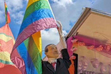 Ομοίωμα του Ερντογάν με σημαία των ΛΟΑΤΚΙ στη Σουηδία προκαλεί τουρκική οργή