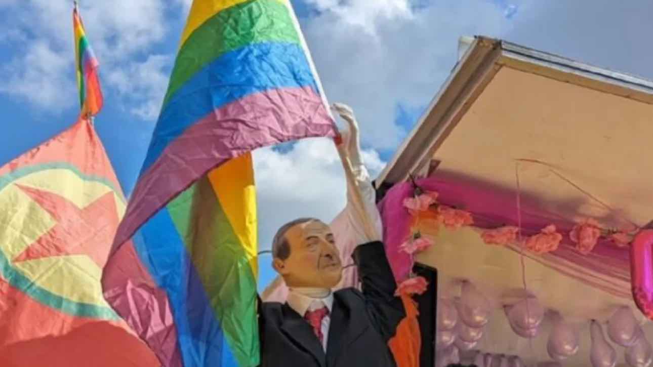 Ομοίωμα του Ερντογάν με σημαία των ΛΟΑΤΚΙ στη Σουηδία προκαλεί τουρκική οργή