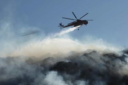Φωτιά σε δασική έκταση στον Ωρωπό - Διακοπή κυκλοφορίας στη Λεωφόρο Μαρκοπούλου