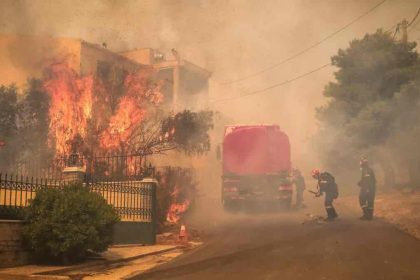 Φωτιά στη Φυλή: Μήνυμα του 112 για εκκένωση στα Άνω Λιόσια - Στις φλόγες σπίτια