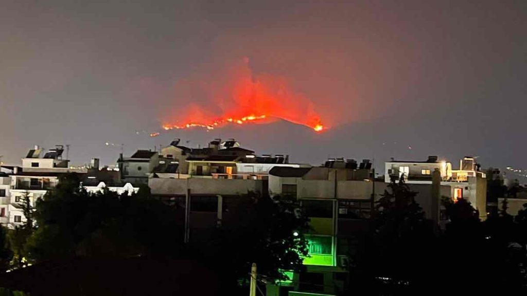 Φωτιές σε Πάρνηθα - Ασπρόπυργο: Πύρινη κολαση και νύχτα αγωνίας