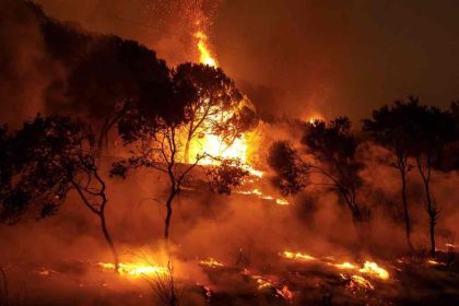 Νύχτα αγωνίας στην Πάρνηθα: Η φωτιά καίει σε χαράδρα – Επί ποδός οι πυροσβεστικές δυνάμεις
