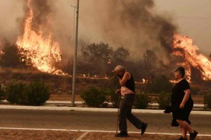 Ανεξέλεγκτη η φωτιά στη Φυλή: Ανεβαίνει προς Πάρνηθα - Κάηκαν σπίτια στη Χασιά
