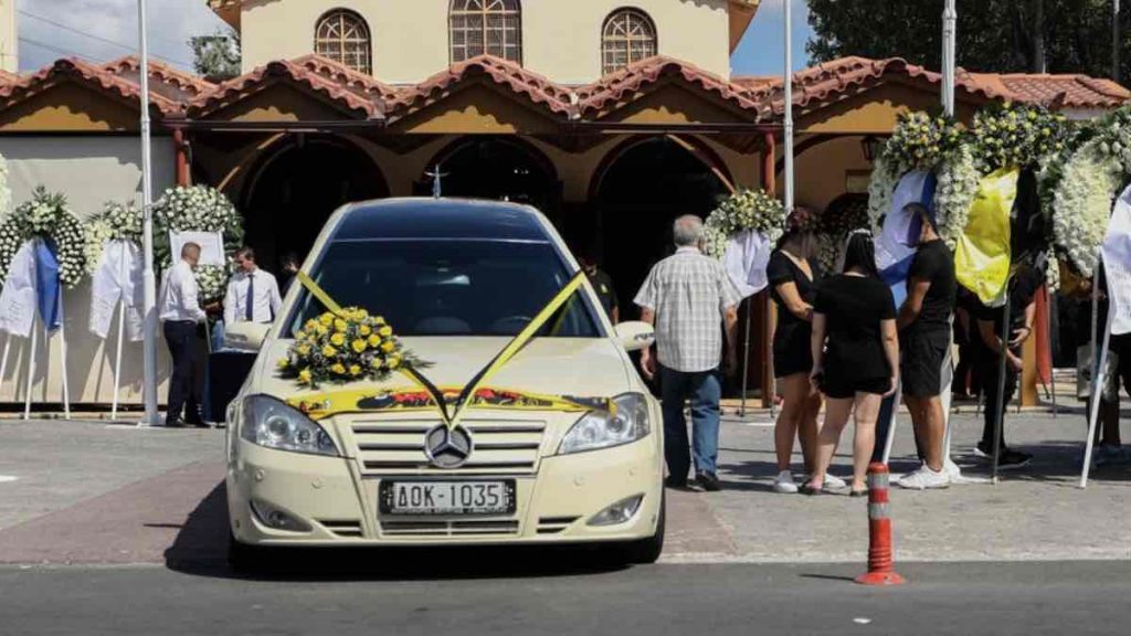 Ελευσίνα: Ραγίζουν καρδιές στην κηδεία του 29χρονου Μιχάλη Κατσούρη