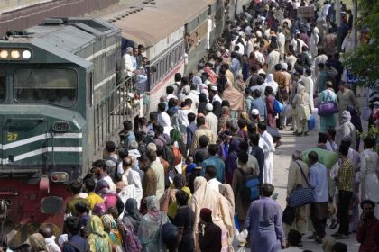 Τουλάχιστον 15 νεκροί και 50 τραυματίες από εκτροχιασμό τρένου στο Πακιστάν