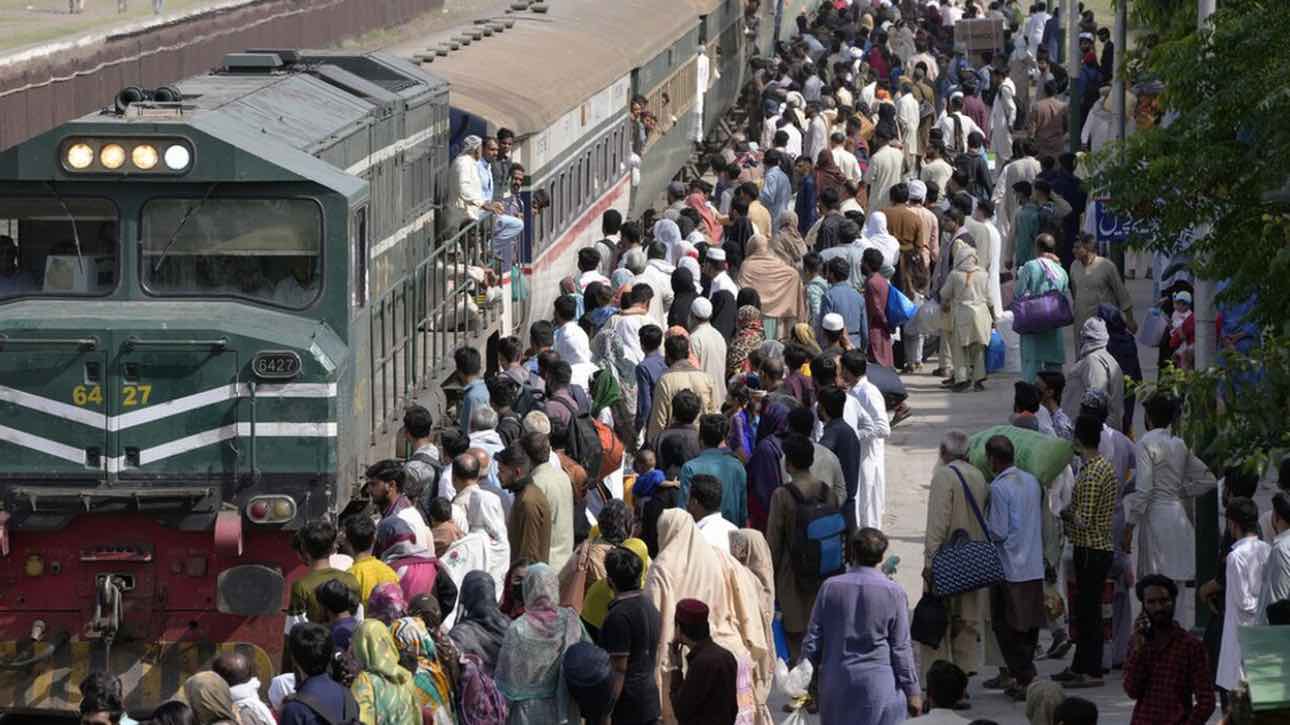 Τουλάχιστον 15 νεκροί και 50 τραυματίες από εκτροχιασμό τρένου στο Πακιστάν