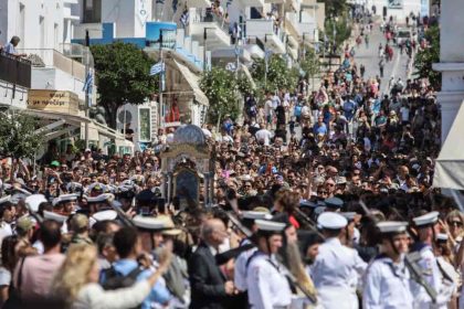 Δεκαπενταύγουστος: Με λαμπρότητα οι εορτασμοί στην Τήνο – Έθιμα και παραδόσεις σε όλη την Ελλάδα