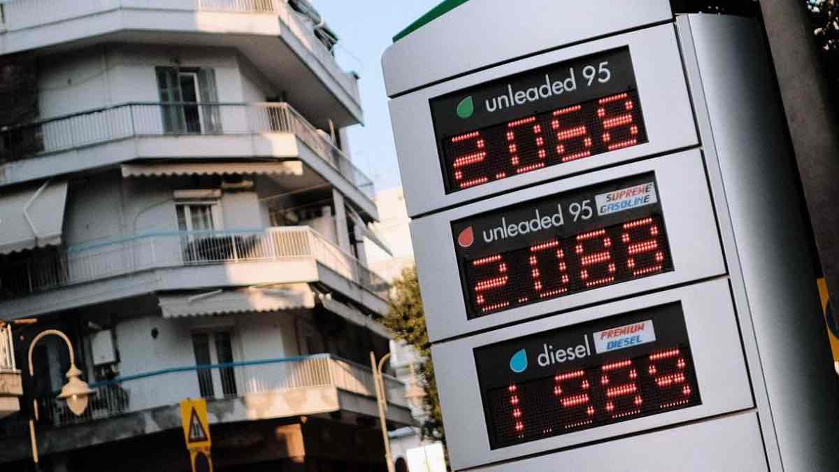 «Καίει» η τιμή της βενζίνης - Ξεπέρασε τα 2 ευρώ