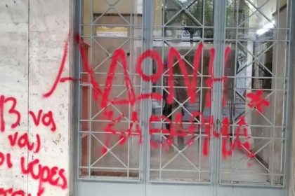 Επίθεση με μπογιές στο πολιτικό γραφείο του Άδωνι Γεωργιάδη [εικόνα]