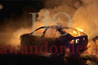 Ρομά πυρπολούν κλεμμένο αυτοκίνητο στα Μέγαρα – Δείτε βίντεο