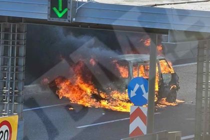 Αυτοκίνητο πήρε φωτιά στην Αττική Οδό - Επι τόπου έσπευσε η Πυροσβεστική