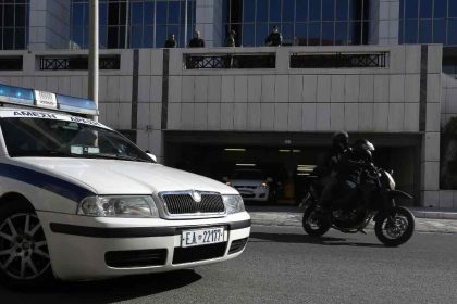 Ένοπλη ληστεία σε τράπεζα στου Παπάγου – Με μηχανή διέφυγε ο δράστης
