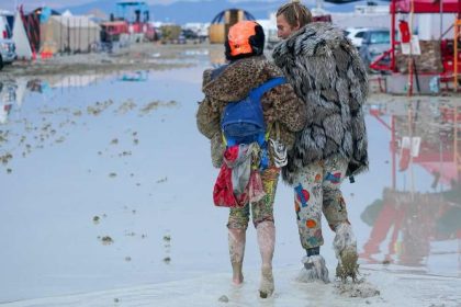 Burning Man: Ένας νεκρός στο φεστιβάλ όπου χιλιάδες επισκέπτες έχουν εγκλωβιστεί στη λάσπη