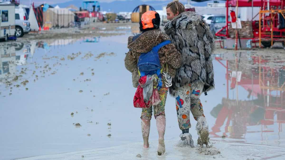 Burning Man: Ένας νεκρός στο φεστιβάλ όπου χιλιάδες επισκέπτες έχουν εγκλωβιστεί στη λάσπη