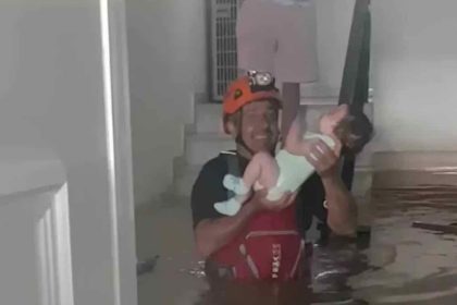 Συγκλονίζει το βίντεο της ΕΜΑΚ με τον απεγκλωβισμό μωρού από πλημμυρισμένο σπίτι