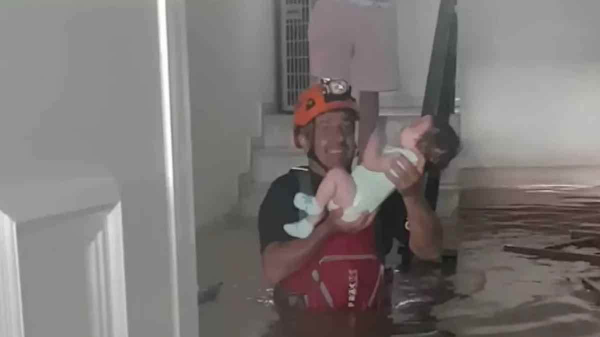 Συγκλονίζει το βίντεο της ΕΜΑΚ με τον απεγκλωβισμό μωρού από πλημμυρισμένο σπίτι
