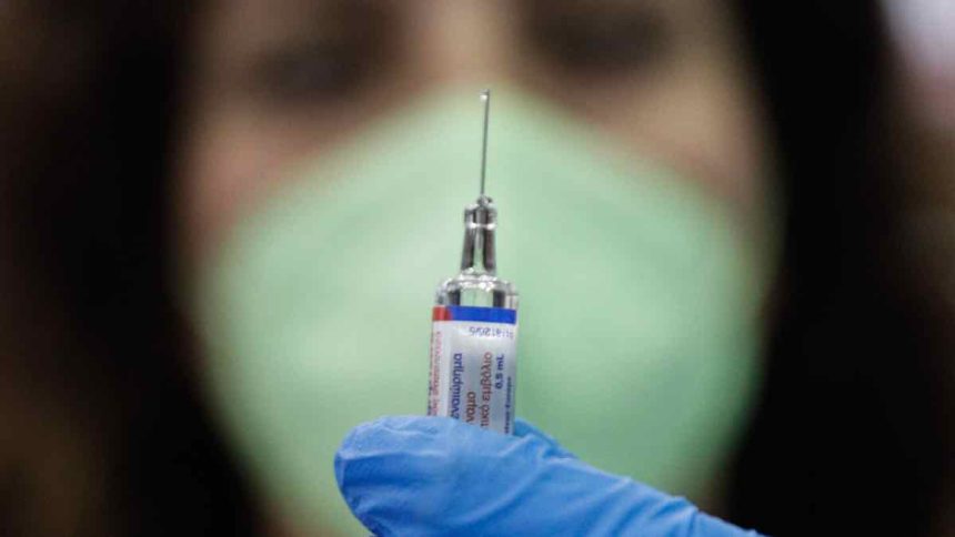 Η AstraZeneca παραδέχθηκε ότι το εμβόλιο κατά της Covid θα μπορούσε να προκαλέσει σπάνιες θρομβώσεις