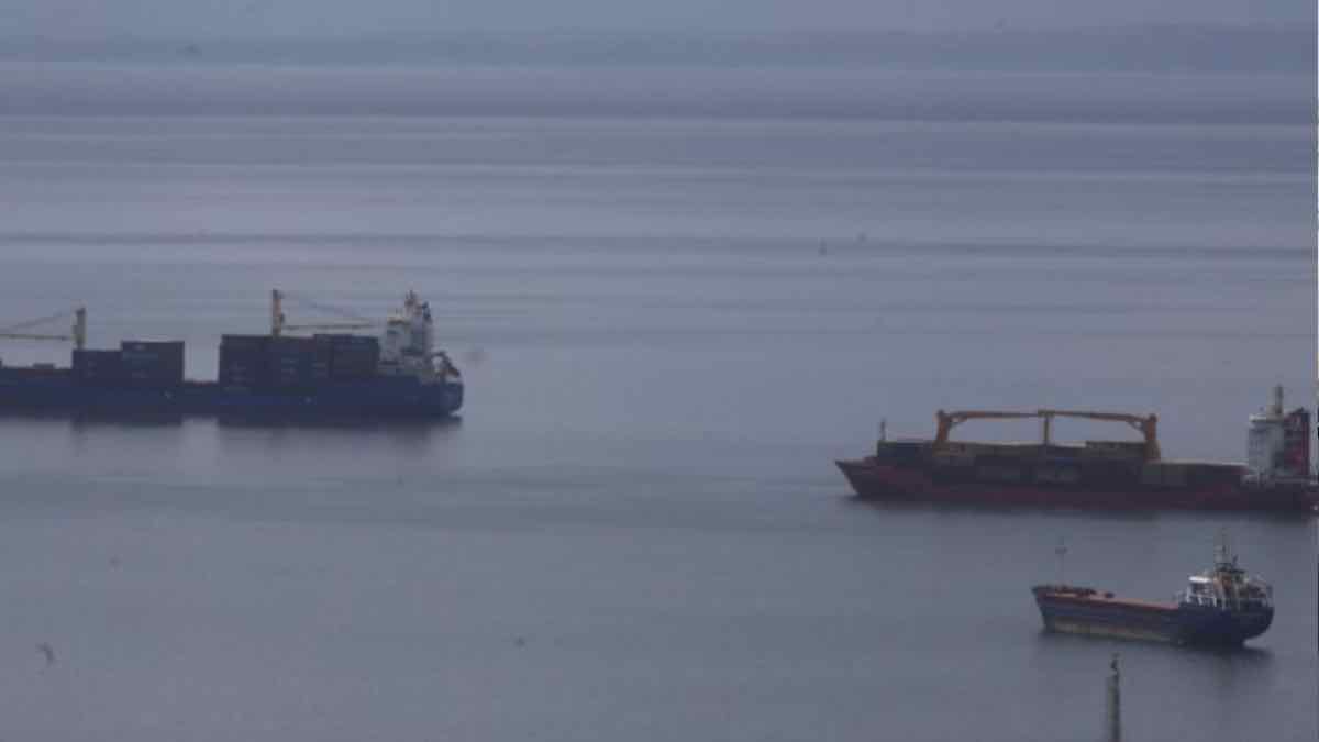 Προσάραξη φορτηγού πλοίου με 12μελές πλήρωμα στα Μέγαρα