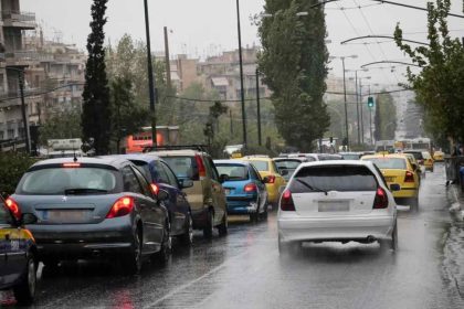 Πλημμυρισμένοι οι δρόμοι από την έντονη βροχόπτωση – Προβλήματα στην κυκλοφορία