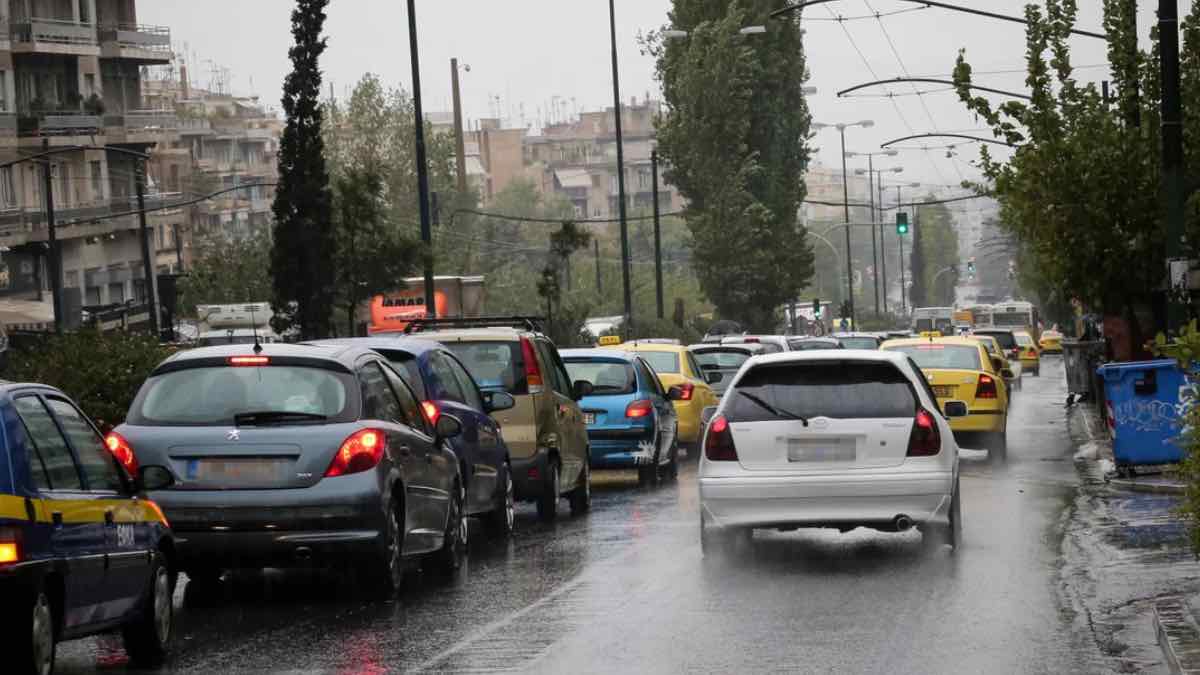 Πλημμυρισμένοι οι δρόμοι από την έντονη βροχόπτωση – Προβλήματα στην κυκλοφορία