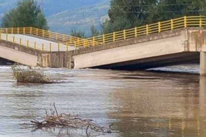 Λάρισα: Κατέρρευσε η γέφυρα στον Παλαιόπυργο 