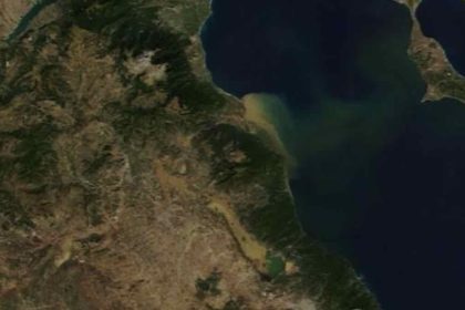 Η λάσπη από τη Θεσσαλία έφτασε μέχρι τις ακτές της Χαλκιδικής (φωτο)