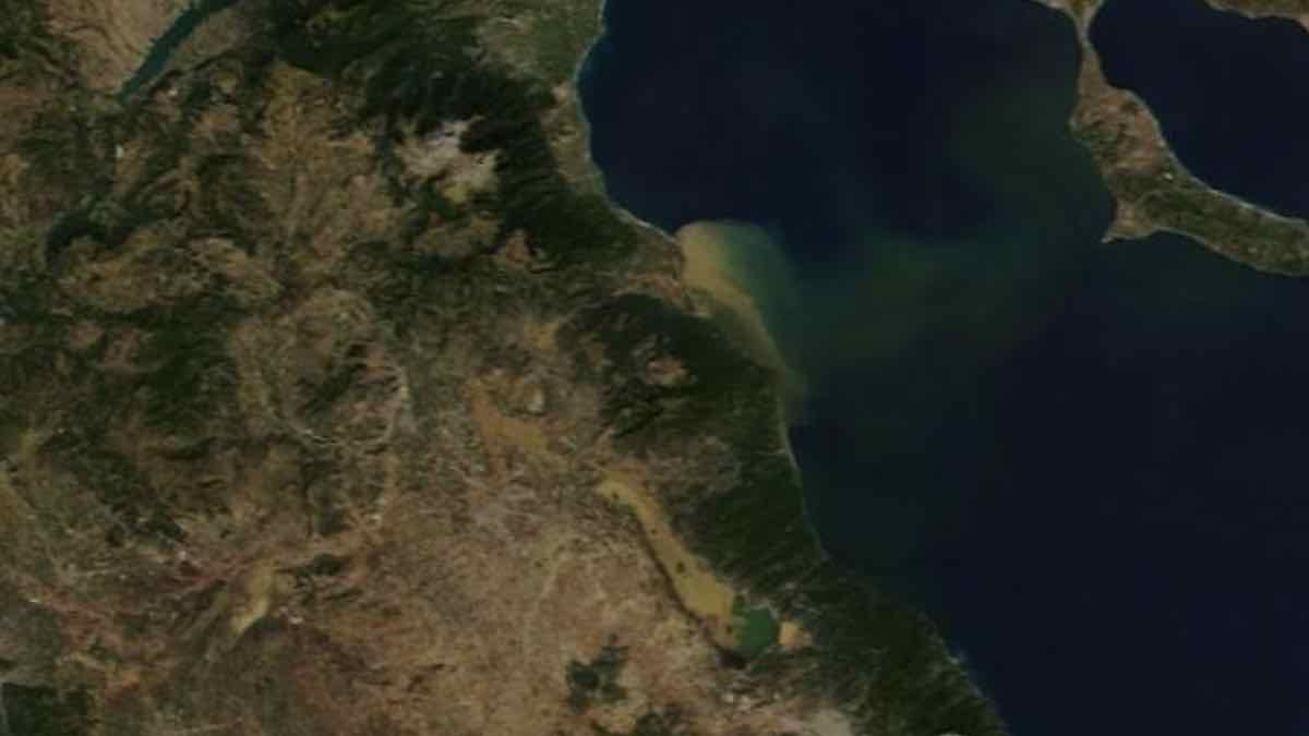 Η λάσπη από τη Θεσσαλία έφτασε μέχρι τις ακτές της Χαλκιδικής (φωτο)