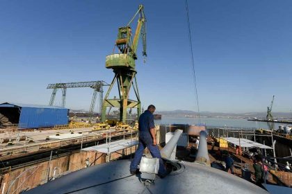 Παράταση του προγράμματος του ΠΝ ζητούν οι εργαζόμενοι στα ναυπηγεία Σκαραμαγκά