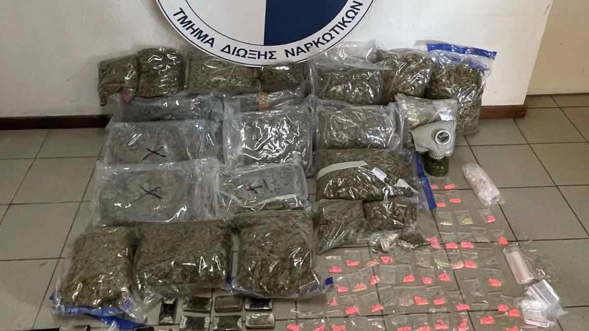 «Narcos» στη Δυτική Αττική: 2 συλλήψεις για 25 κιλά χασίς και 566 χάπια ecstasy