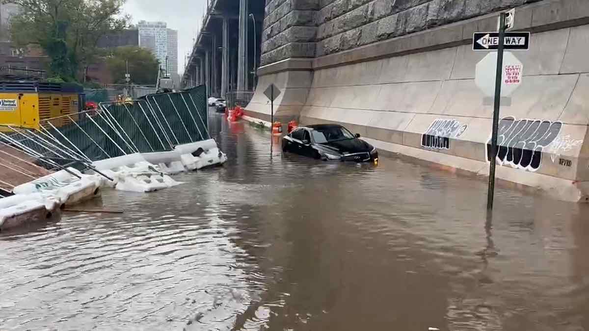 Σε κατάσταση έκτακτης ανάγκης η Νέα Υόρκη - Στο Μπρούκλιν το νερό έχει φτάσει τα 20 εκατοστά