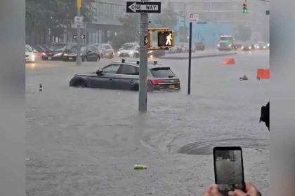 Απίστευτες εικόνες: «Πνίγεται» η Νέα Υόρκη, βροχή ενός μήνα έπεσε σε 3 ώρες - Δείτε Βιντεο