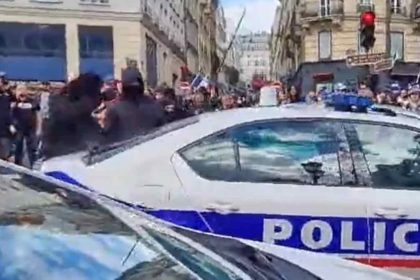 Κόλαση στο Παρίσι: Επιτέθηκαν με σιδερόβεργες σε περιπολικό  [BINTEO]