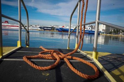 Πειραιάς: Καλά στην υγεία τους οι δύο ναυτικοί, που έπεσαν από πλοίο στο λιμάνι