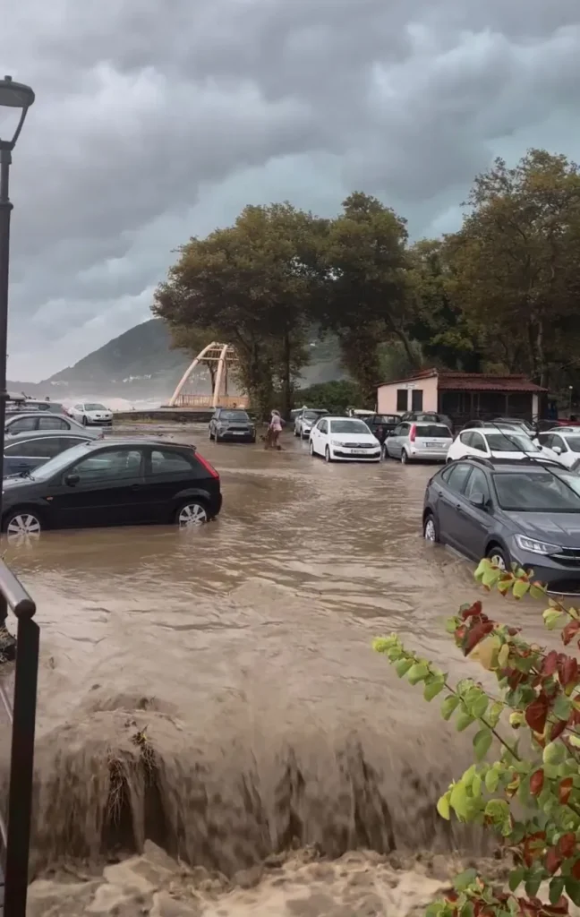 Σοκαριστικό βίντεο από τον Άγ. Ιωάννη Πηλίου - Αυτοκίνητα χάνονται μέσα στα κύματα