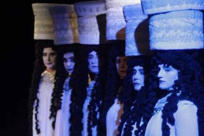 Η θεατρική ομάδα ΡΟΔΑ αποδίδει φόρο τιμής στην Ελευσίνα και τα Μυστήρια της