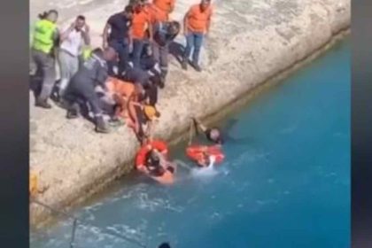 Τήνος: Γυναίκα έπεσε στη θάλασσα κατά την επιβίβαση σε πλοίο - Δείτε βίντεο
