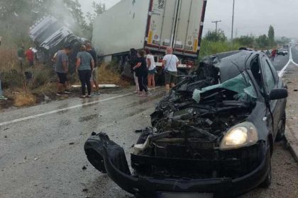 Σοκαριστικό τροχαίο στη Λαμία: Νταλίκα διέλυσε δύο αυτοκίνητα, μία γυναίκα νεκρή 