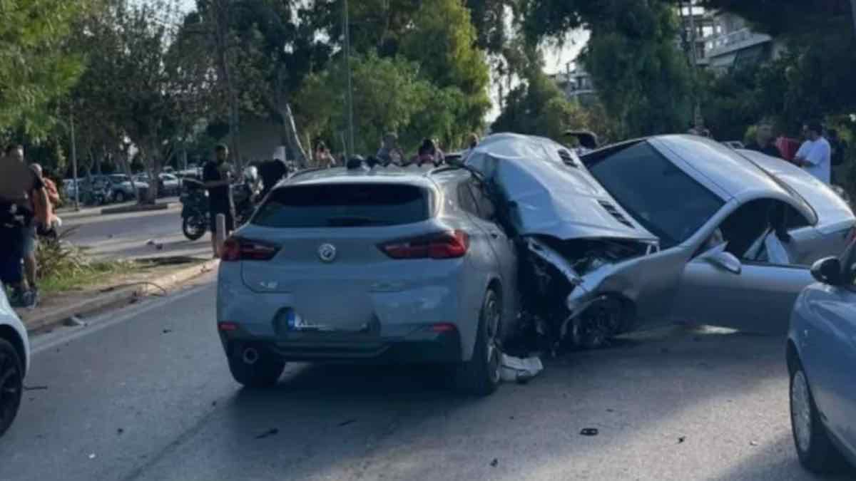 Απίστευτο τροχαίο στη Γλυφάδα: Τρελή πορεία ΙΧ, μπήκε σε πάρκο, έπεσε σε τρία οχήματα