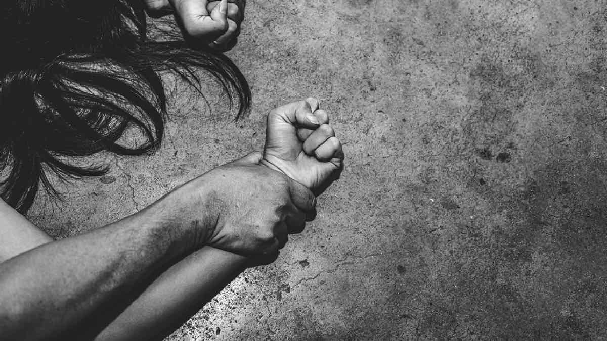Βιασμός 13χρονης στη δυτική Αττική: «Την ανάγκασαν να γονατίσει και της κρατούσαν τα χέρια»