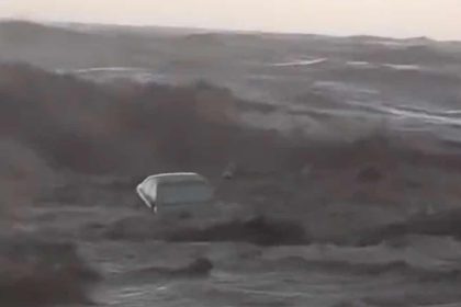 Σοκαριστικό βίντεο από τον Άγ. Ιωάννη Πηλίου - Αυτοκίνητα χάνονται μέσα στα κύματα