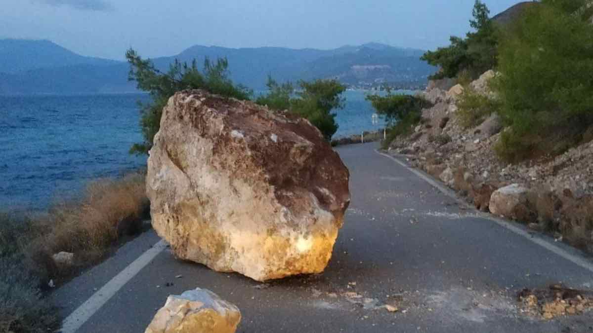 Αλεποχώρι: Πτώση μεγάλου βράχου στον επαρχιακό δρόμο προς Βαμβακιές
