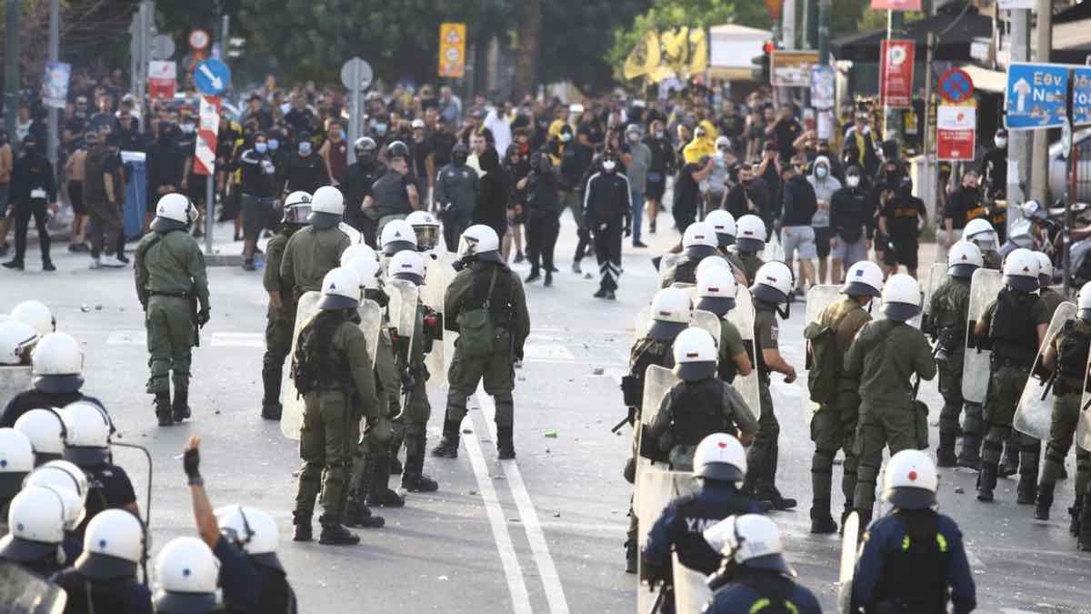 Νέα Φιλαδέλφεια: Ένταση μεταξύ οπαδών της ΑΕΚ και αστυνομίας πριν το παιχνίδι με τον Άγιαξ