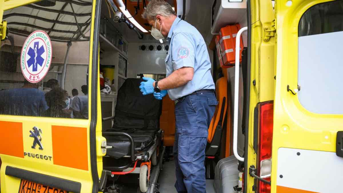 Άγνωστοι ξυλοκόπησαν διασώστη του ΕΚΑΒ στο νοσοκομείο Κορίνθου
