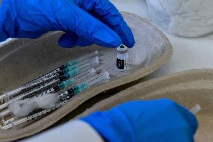 Κορωνοϊός: Άρχισε η χορήγηση για το επικαιροποιημένο εμβόλιο - Τι ισχύει για κάθε ηλικία